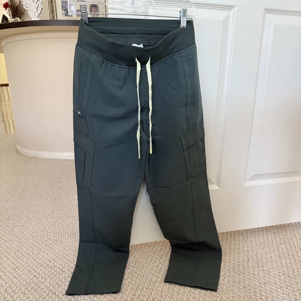 NEW FIGS Small Petite Women's Bonsai High Waisted Cargo Scrub Pants